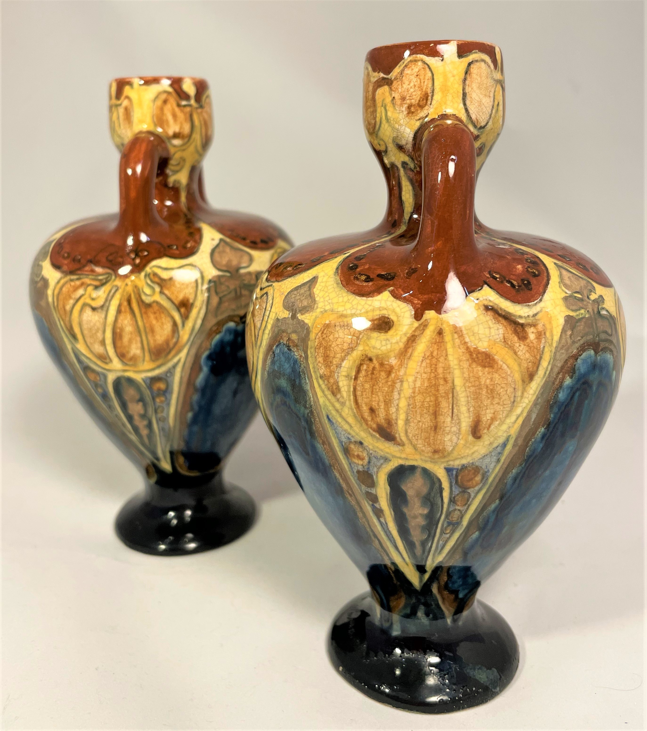 Verlichten belasting dosis Set of two small antique vases, Rozenburg. Set van twee kleine antieke vazen,  Rozenburg. - Rozenburg & Art Nouveau - Sale